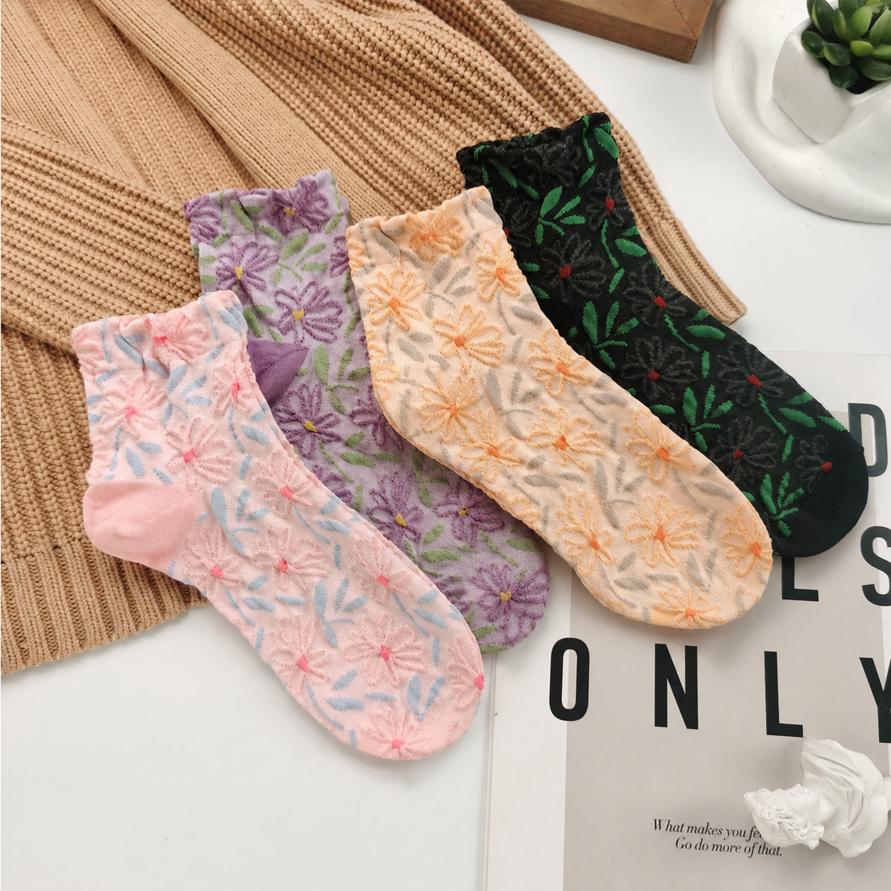 Women’s Embossed Floral Ankle Socks – Korean Style Botanical Jacquard Socks